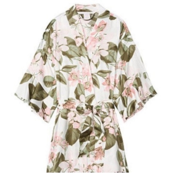 VICTORIA SECRET Watercolor Dreams Silk
Chiffon Floral Print Kimono
Robe - Picture 3 of 8